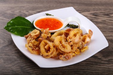 Kızarmış kalamar halkaları