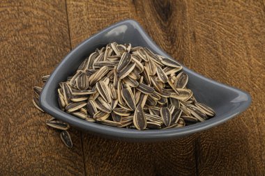 Kabın içinde ayçiçeği tohumu