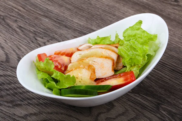 Salada com peito de frango — Fotografia de Stock