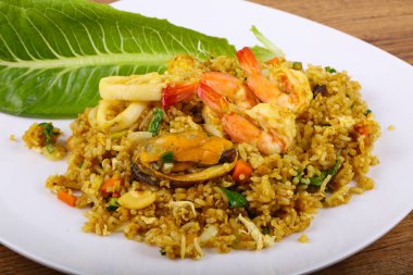 Kızarmış pilav ve deniz ürünleri.