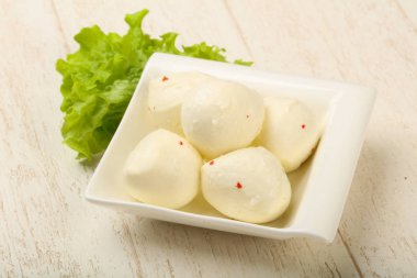 Mozzarella topları kabın içinde