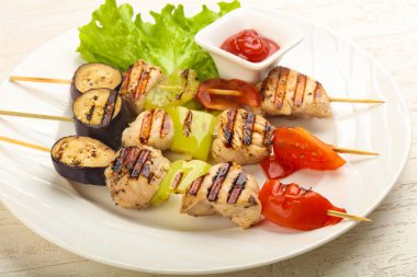 Tavuk ve sebze şiş