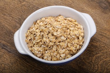 Kabın içinde çiğ yulaf ezmesi 