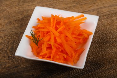 Kabın içinde rendelenmiş havuç 