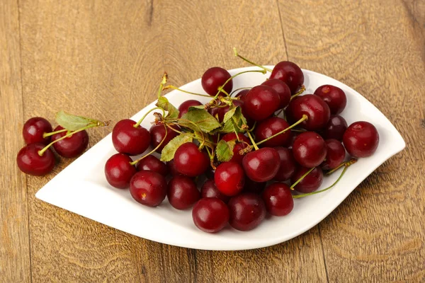 Cherry bessen in de kom — Stockfoto