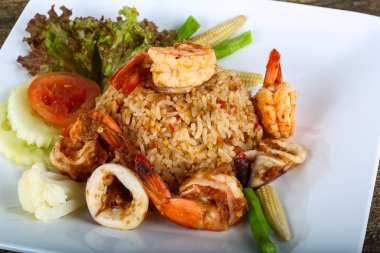 Kızarmış pilav ve deniz ürünleri.