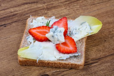 Gorgonzola ve çilek ile sandviç