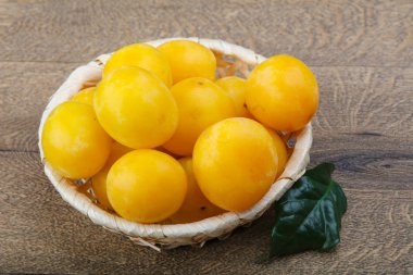 Kabın içinde sarı Erik