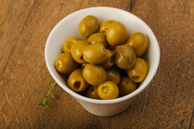 Kabın içinde dolma zeytin