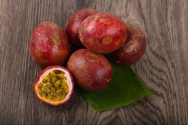 Tropikal ünlü tutku meyve