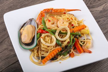 Deniz mahsulleri spagetti ile midye