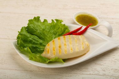 Izgara kalamar deniz ürünleri sos ile 