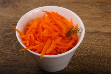 Kabın içinde rendelenmiş havuç