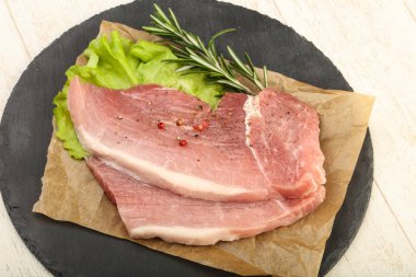 pişmemiş domuz biftek