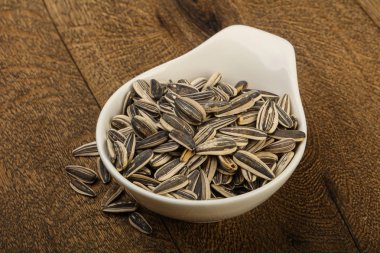 Kabın içinde ayçiçeği tohumu