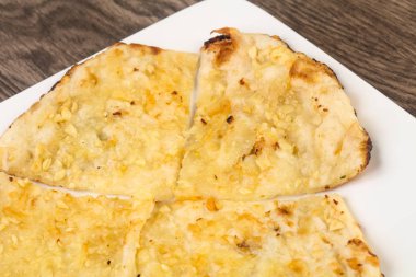 naan peynir ve sarımsak ile