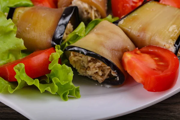 Aubergine rolletjes met walnoten — Stockfoto