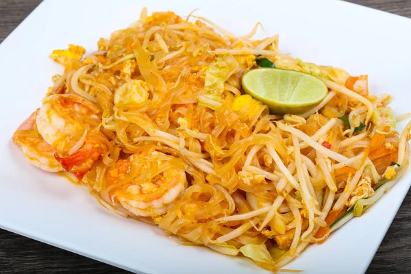 Delicioso Almofada tailandesa com camarão — Fotografia de Stock