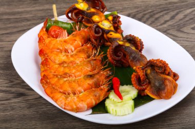 Ahtapot ve karides şiş