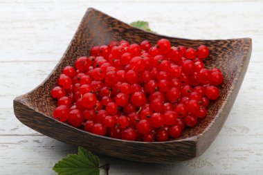 Kabın içinde kırmızı kuş üzümü 