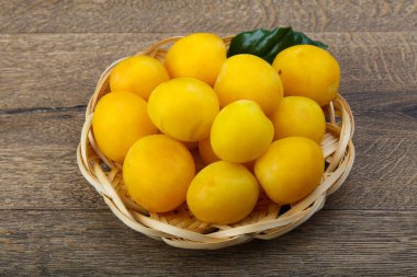 Kabın içinde sarı Erik