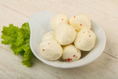 Mozzarella topları kabın içinde