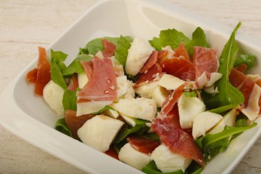 Salata ile proscuitto, mozzarella