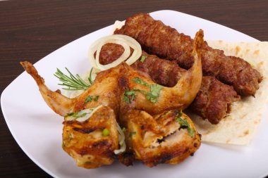 Sığır eti kebabı ve kızarmış bıldırcın