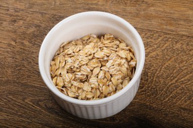 Kabın içinde çiğ yulaf ezmesi