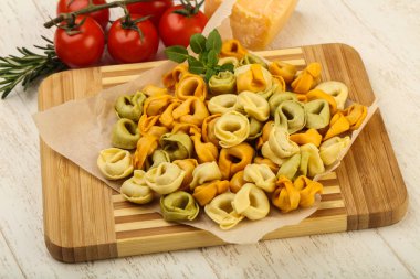 Fesleğenli ham tortellini
