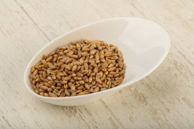 Kabın içinde buğday taneleri