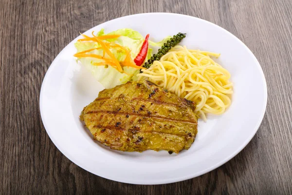 Grilled meat with green curry — Stock Photo, Image