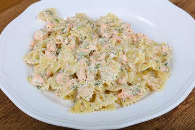 Makarna farfalle somon ile