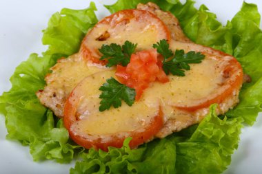 Pişmiş domates ve peynir ile domuz eti