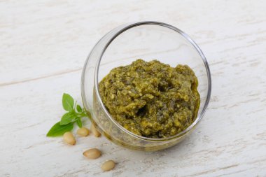 Pesto sos kabın içinde