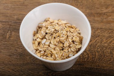 Kabın içinde çiğ yulaf ezmesi