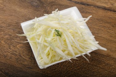 Kabın içinde rendelenmiş lahana