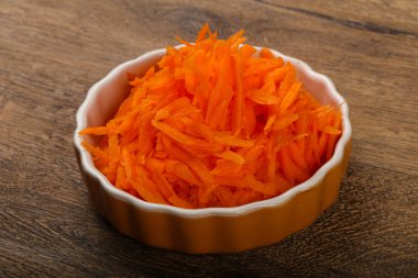 Kabın içinde rendelenmiş havuç