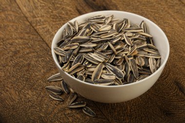 Kabın içinde ayçiçeği tohumu