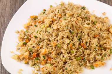 Karides ile kızarmış pirinç