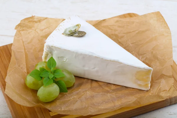 Läckra Brie ost — Stockfoto