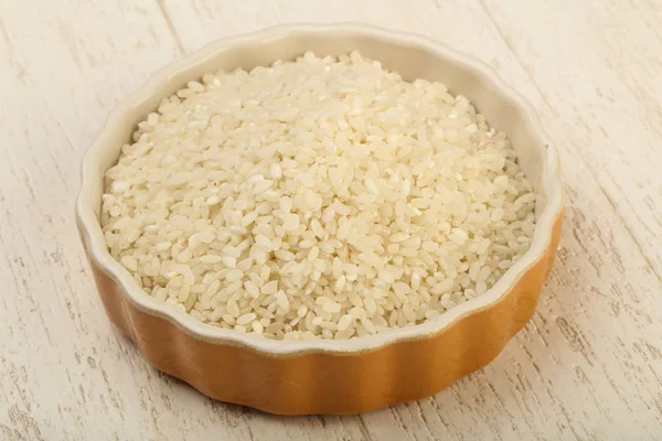 Tabakta çiğ pirinç var. — Stok fotoğraf
