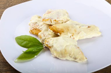 Krema soslu fırında levrek