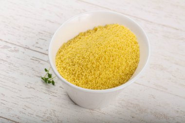 Kabın içinde ham kuskus 