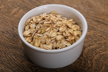 Kabın içinde çiğ yulaf ezmesi 