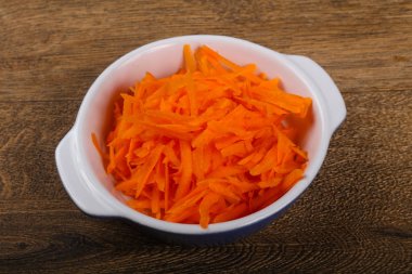 Kabın içinde rendelenmiş havuç 