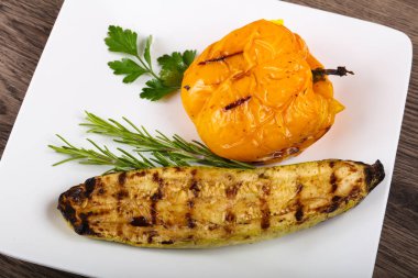 Kızarmış kabak biber ile