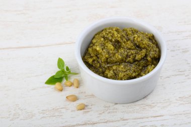Pesto sos kabın içinde 