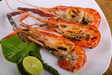 Otlar ile ızgara waterprawn