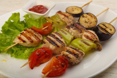 Tavuk ve sebze şiş